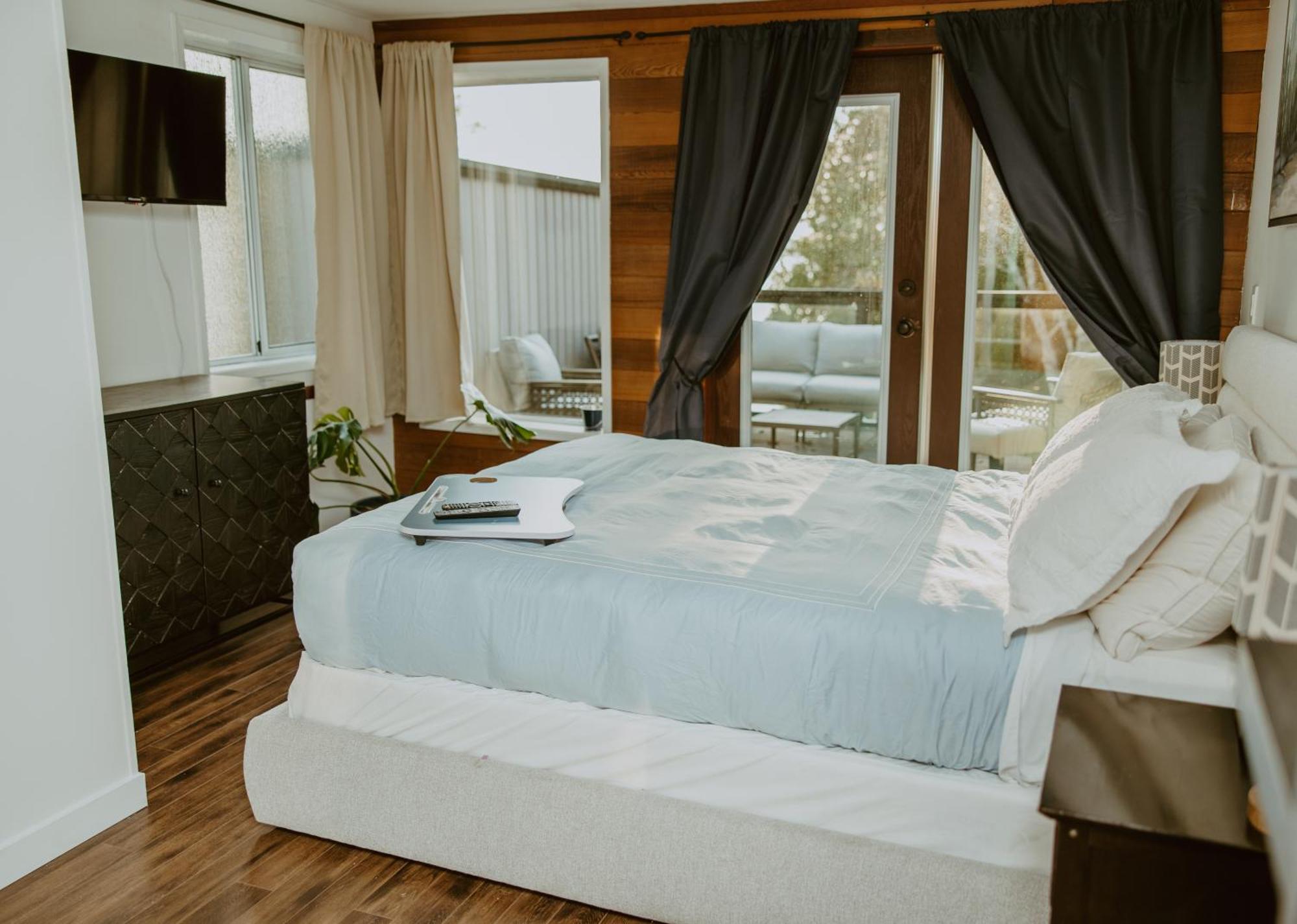 Lunar Cove Inn Charters And Tours Tofino Zewnętrze zdjęcie